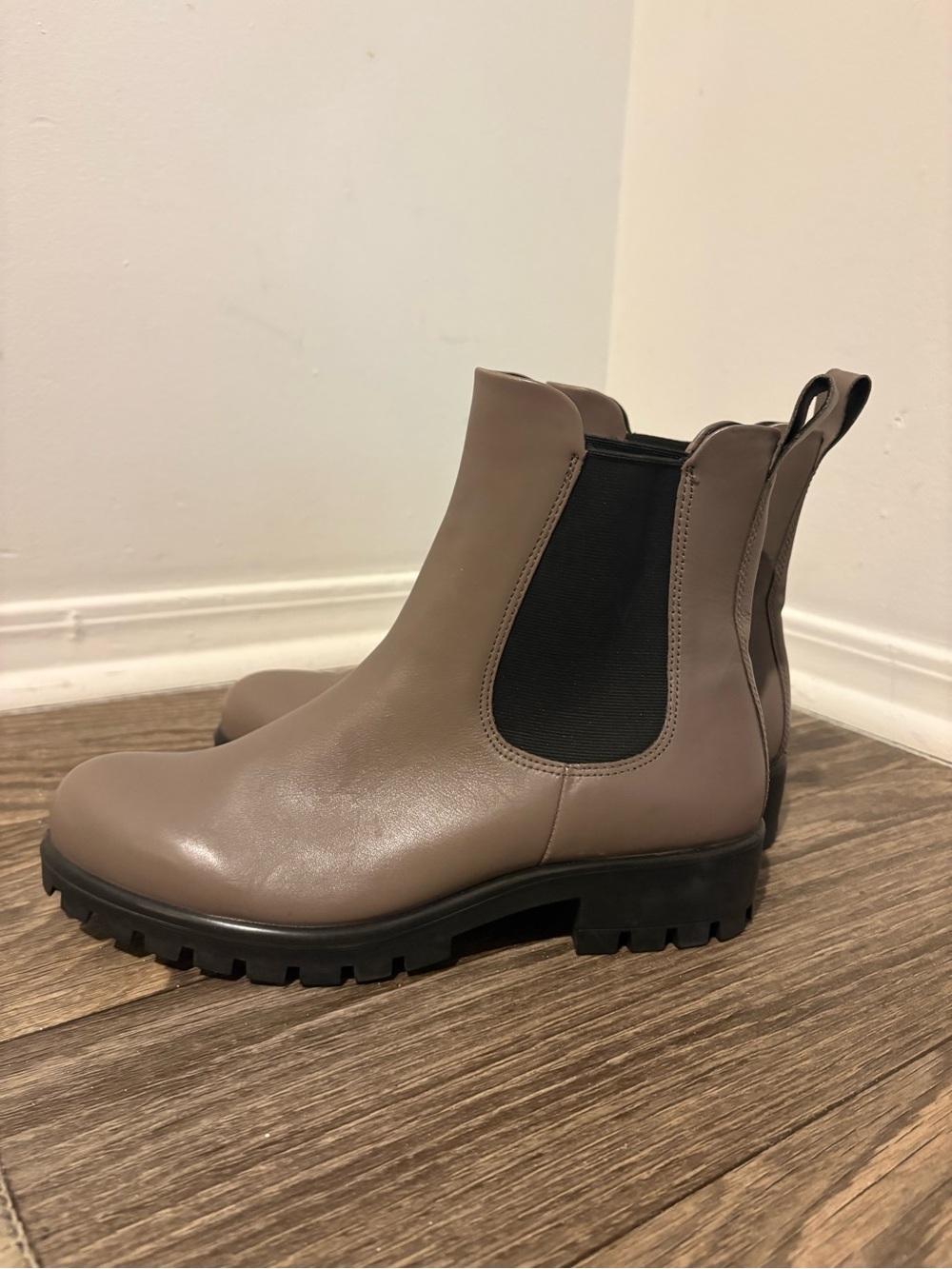 ECCO Leather Chelsea Lug Boots 39 Taupe Lug Sole Lagen Scandi Minimalist